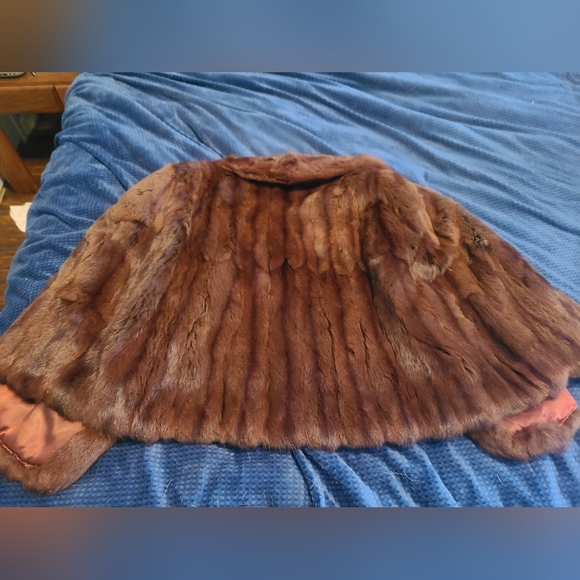 Vintage Squirrel shawl - Picture 2 of 4